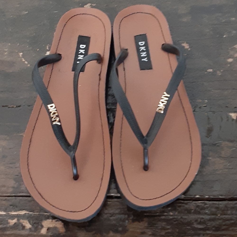 DKNY FLIP FLOPS